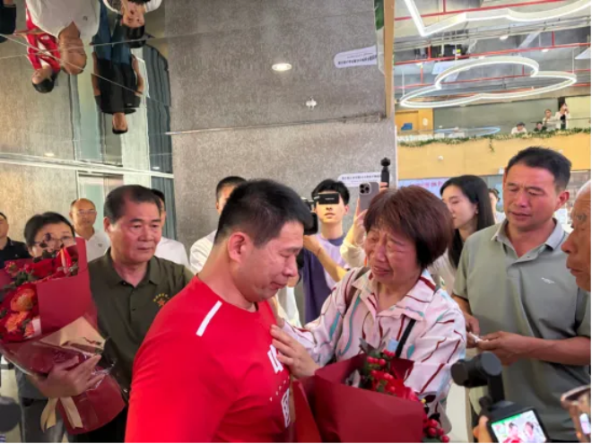 深圳退役军人洪庆先 养他成人帮他找回父母！深圳老兵与聋哑流浪儿的故事看哭网友