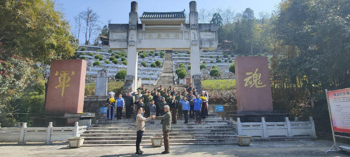 父尽忠，守护山河寸土  儿尽责，建设盛世中华