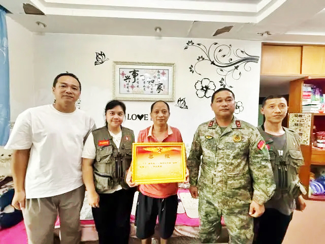 立功受奖送喜报 尊崇荣光暖人心——中山港街道为“四有”优秀军官家庭上门送喜报